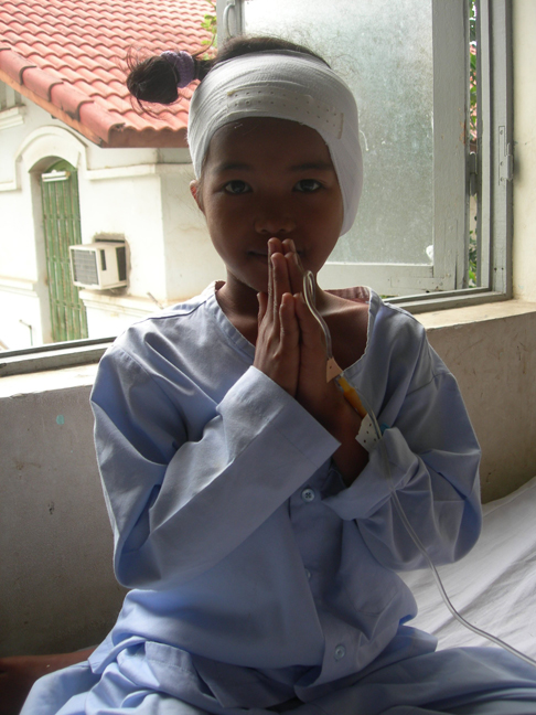 Jeune patiente cambodgienne après opération